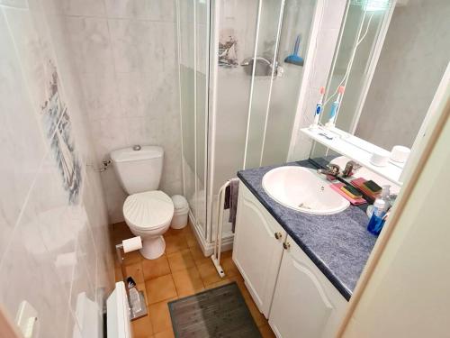 une petite salle de bain avec toilettes et lavabo dans l'établissement Maison T3 climatisée avec jardin, piscine, tennis, parking privé, à 200m des plages et commerces - FR-1-316-40, à Six-Fours-les-Plages
