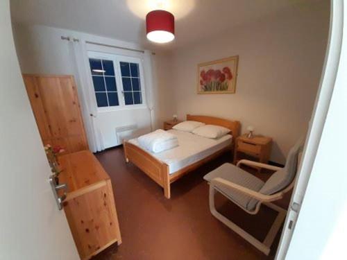 une petite chambre avec un lit et une fenêtre dans l'établissement Charmante villa 3 chambres, jardin clos, à 700m de la plage - rue calme et bien située - FR-1-324-26, à Saint-Hilaire-de-Riez