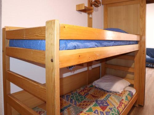 ein Etagenbett in einem Zimmer in der Unterkunft Appartement Les Orres, 1 pièce, 6 personnes - FR-1-322-493 in Les Orres