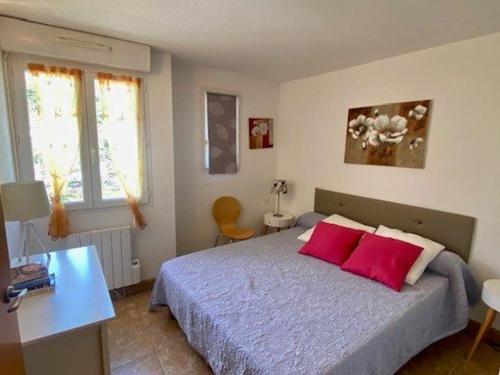 Posteľ alebo postele v izbe v ubytovaní Charmant F2 à Amélie-les-Bains avec parking, ascenseur et équipements complets - FR-1-703-24