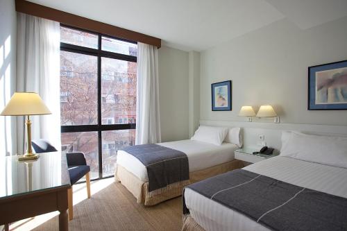 Ένα ή περισσότερα κρεβάτια σε δωμάτιο στο Espahotel Plaza Basílica