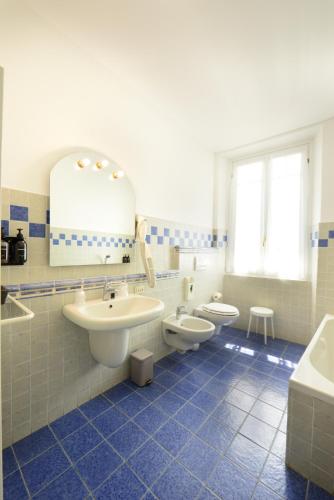 a bathroom with two sinks and two toilets at Albergo Ristorante Il Verbano in Stresa