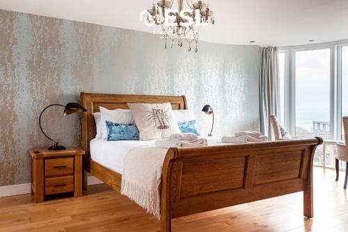 Postel nebo postele na pokoji v ubytování Beautiful En Suite 5 Bedroom Home with Sea Views