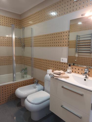 La salle de bains est pourvue de 2 toilettes, d'un lavabo et d'une douche. dans l'établissement Great oportunity Costa Adeje Holiday apartment first sea line Free Wifi, à Callao Salvaje