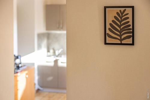 a picture hanging on a wall next to a kitchen at Appartement la Toscanelle - Quartier historique - Gaillac in Gaillac