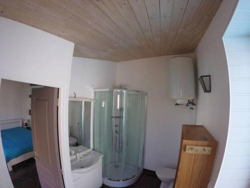 ein Bad mit einer Dusche, einem WC und einem Waschbecken in der Unterkunft Île de Ré -LE CLOS DES AJONCS-Villa de charme avec piscine couverte-8 à 12 pers in Sainte-Marie-de-Ré