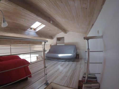 ein Schlafzimmer mit einem Bett in einem winzigen Haus in der Unterkunft Île de Ré -LE CLOS DES AJONCS-Villa de charme avec piscine couverte-8 à 12 pers in Sainte-Marie-de-Ré