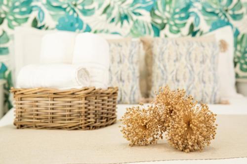 a table with towels and a basket of towels at Hostal Benalup Atalaya in Benalup Casas Viejas