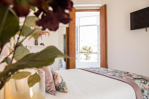 a bedroom with a bed and a window at Hostal Benalup Atalaya in Benalup Casas Viejas