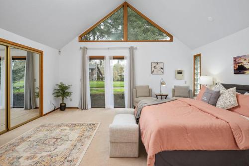 Un pat sau paturi într-o cameră la Fairway View Retreat