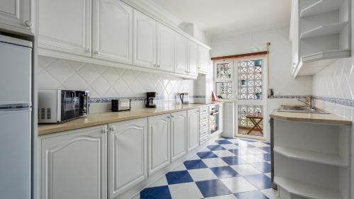 Albufeira 3BR w Pool & AC by LovelyStay