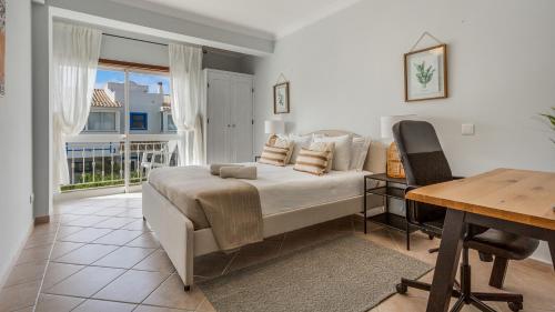 Albufeira 3BR w Pool & AC by LovelyStay
