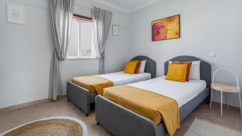 Albufeira 3BR w Pool & AC by LovelyStay