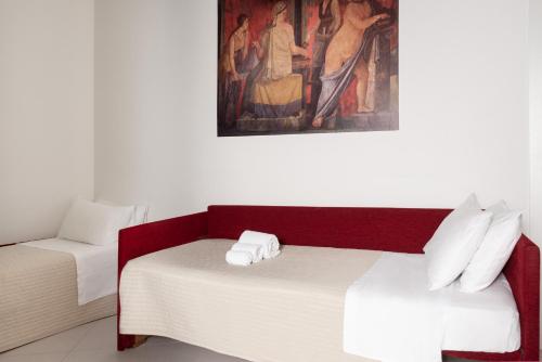 duas camas num quarto com um quadro na parede em Petrucci Garden by Enjoy Napoli em Nápoles