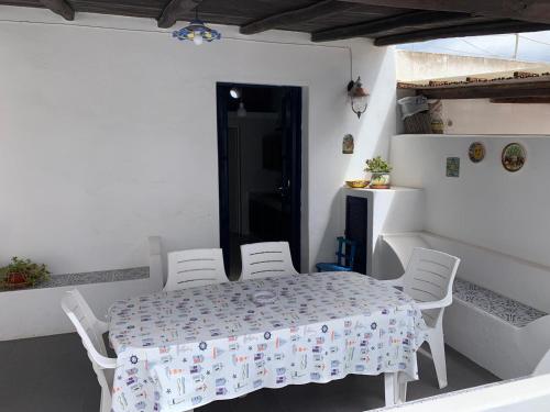 um quarto branco com uma mesa e cadeiras brancas em Casa Cristian Stromboli em Stromboli