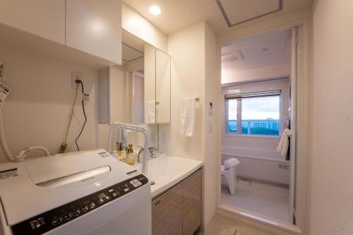 白浜町にあるクリスタルエグゼ南紀白浜2の白いバスルーム(洗面台、トイレ付)