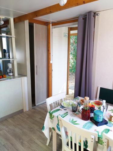 Kuchyň nebo kuchyňský kout v ubytování Camping TIKITI