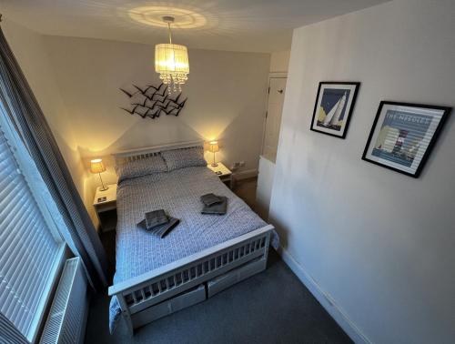 een kleine slaapkamer met een bed in een kamer bij Carpe Diem in Ryde