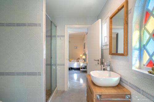 サ・ポブラにあるVilla SON FORTEZAのバスルーム(洗面台、ガラス張りのシャワー付)
