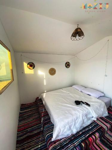 Mazih beach camp في نويبع: غرفة نوم بسرير في غرفة صغيرة