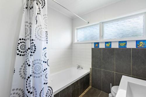 Um banheiro em Dan's Torbay Retreat 2 BR with Sea Views