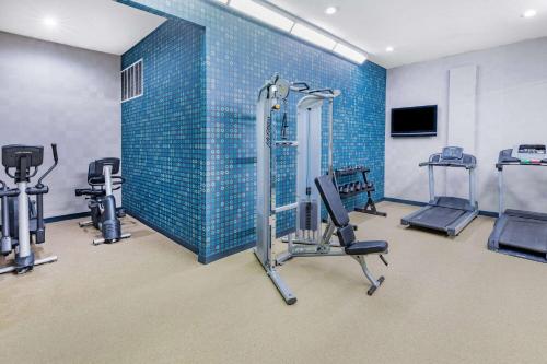 Фитнес-центр и/или тренажеры в La Quinta Inn & Suites by Wyndham Pharr RGV Medical Center