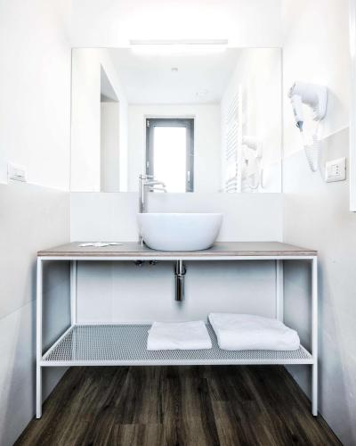 a bathroom with a sink and a mirror at Best Western Hotel Corsi in Torrimpietra