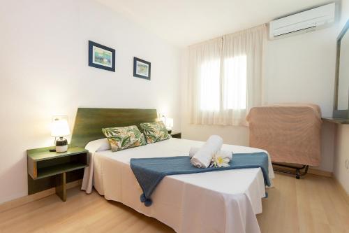 een hotelkamer met 2 bedden en een stoel bij RNET - Port Canigo 220 - Roses Costa Brava in Roses