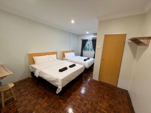 una camera con 2 letti di Homestay Suria a Kuala Kangsar