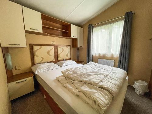 Un pat sau paturi într-o cameră la Superb Caravan At Kessingland Beach In Suffolk, Sleeps 8 Ref 90015bc