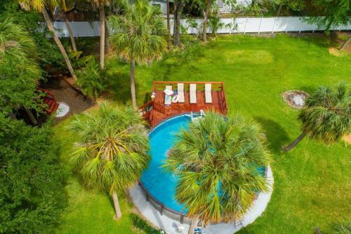 Сад в Waterfront Paradise on Tampa Bay with Pool