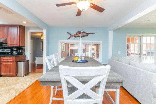 Кухня или мини-кухня в Waterfront Paradise on Tampa Bay with Pool
