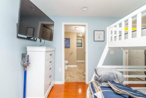 Телевизор и/или развлекательный центр в Waterfront Paradise on Tampa Bay with Pool