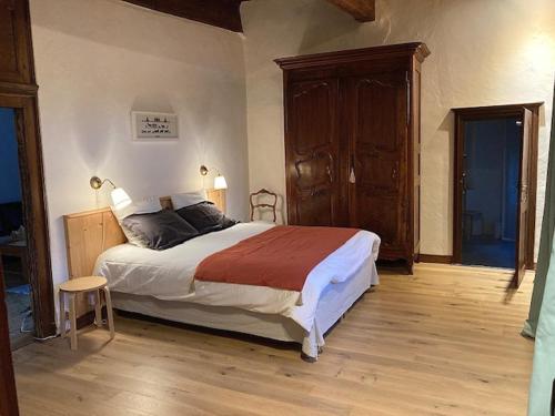 una camera con un grande letto e un pavimento in legno di appartement château de la Comtesse a Saint-Gervais-les-Bains