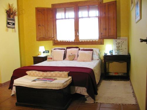 een slaapkamer met een groot bed en een raam bij Preciosa villa cerca playa Gran jardín piscina privada vallada y barbacoa Wifi in Tarragona