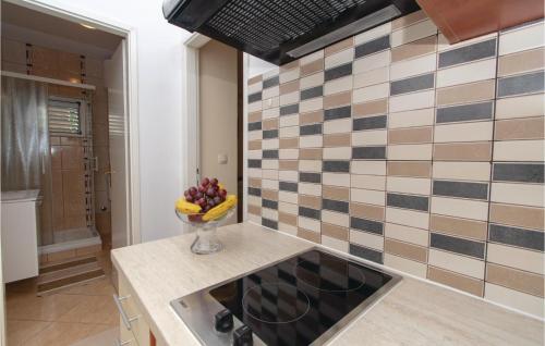 a kitchen with a sink and a bowl of fruit at Gorgeous Apartment In Orebic With Wifi in Orebić