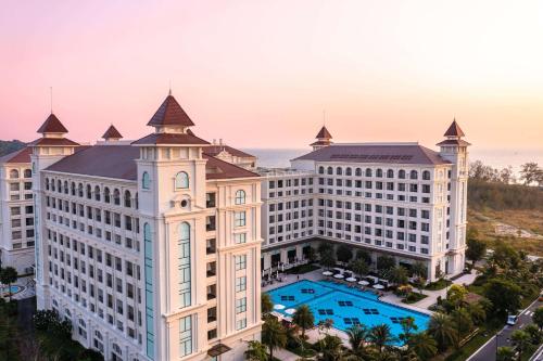 Вид на басейн у Wyndham Garden Grandworld Phu Quoc або поблизу