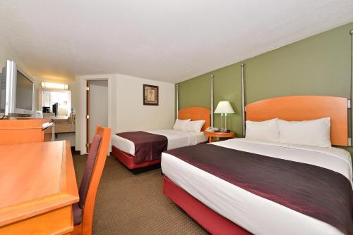 Habitación de hotel con 2 camas y cocina en Charleston Eagle Inn, en Charleston