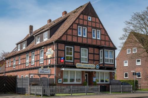 un edificio marrone con un cartello di fronte di Hotel Ammerland garni a Wilhelmshaven