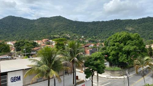 Elle offre une vue sur une ville bordée d'arbres et de montagnes. dans l'établissement Hotel Marquês de Maricá, à Maricá