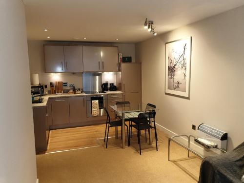Dapur atau dapur kecil di Birmingham Emerald 2-bedroom Apartment City Centre