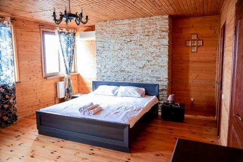 um quarto com uma cama e uma parede de tijolos em Villa SeaZone em Zatoka