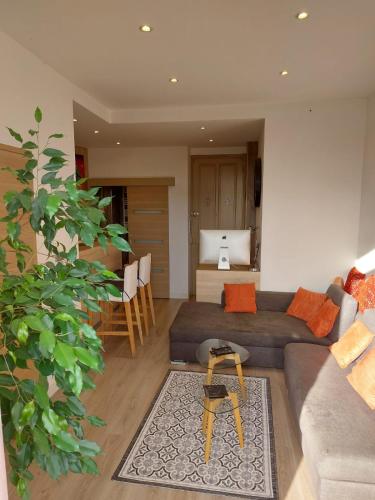 un salon avec un canapé et une table dans l'établissement Stanislas sea view, à Cannes