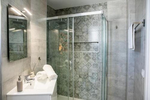 a bathroom with a shower with a sink and a shower at Hostal Benalup Atalaya in Benalup Casas Viejas