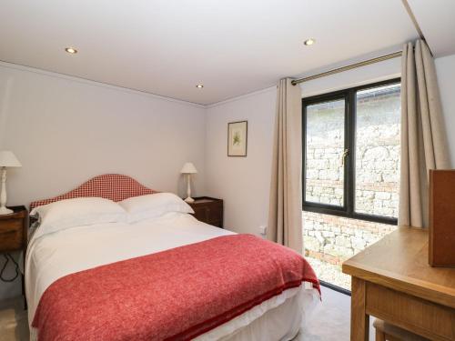sypialnia z łóżkiem i oknem w obiekcie Manor Farm Lodge w mieście Salisbury