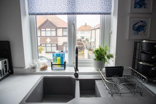 Η κουζίνα ή μικρή κουζίνα στο Wave Stays - First Floor Apartment