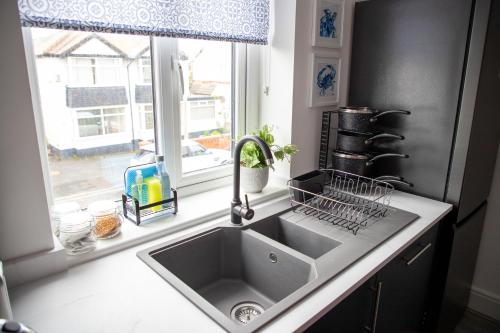 um lavatório de cozinha e uma janela numa cozinha em Wave Stays - First Floor Apartment em Cleveleys