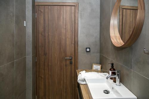 Bilik mandi di Caravin Wanderhome Nea Ionia, 5 min from Metro station