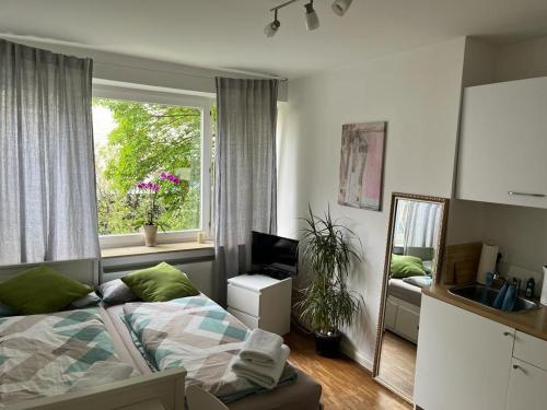 sypialnia z łóżkiem, oknem i lustrem w obiekcie Private room in Misburg, Hanover w Hanowerze
