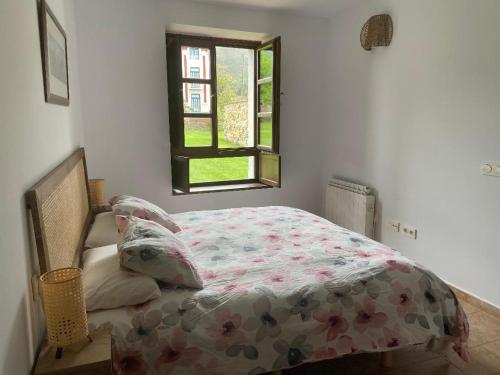 1 dormitorio con cama y ventana en Preciosa Casa de Indiano En Noriega (Asturias) en Noriega